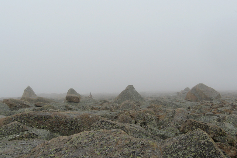 Am Gipfel des Ih uul: Diese vier Steine sind ähnlich geformt wie die vier berühmtesten Berge in Huvsgul: ganz links der Delgerhaan, zweiter von rechts der Uran dush uul. 