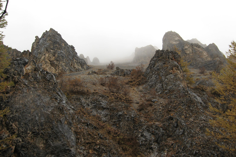 Abstieg vom Ih uul: Felsen im Nebel 
